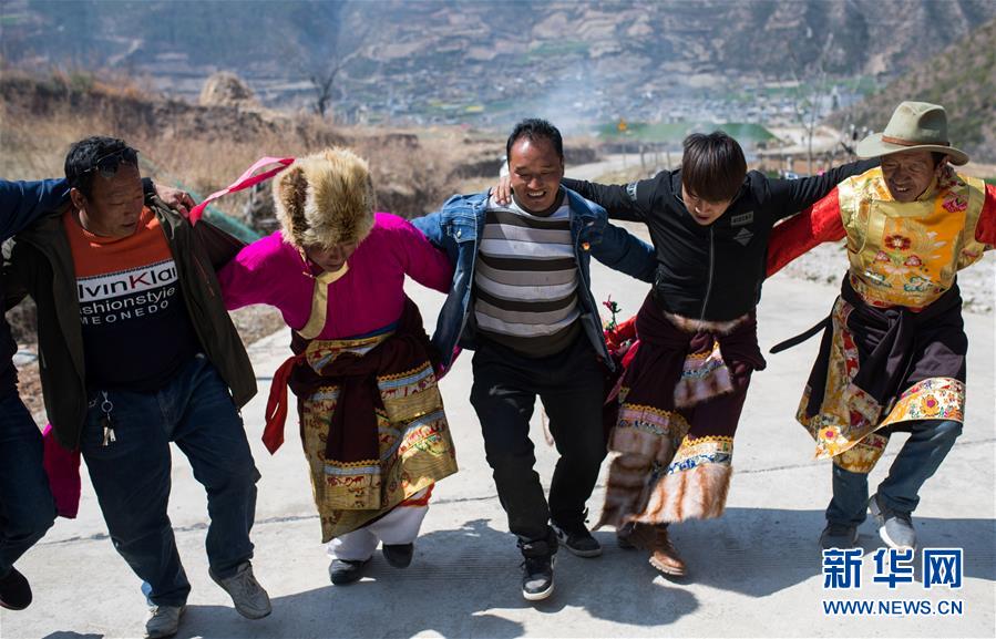 (新華全媒頭條·圖文互動)(5)藏區(qū)“感恩連”