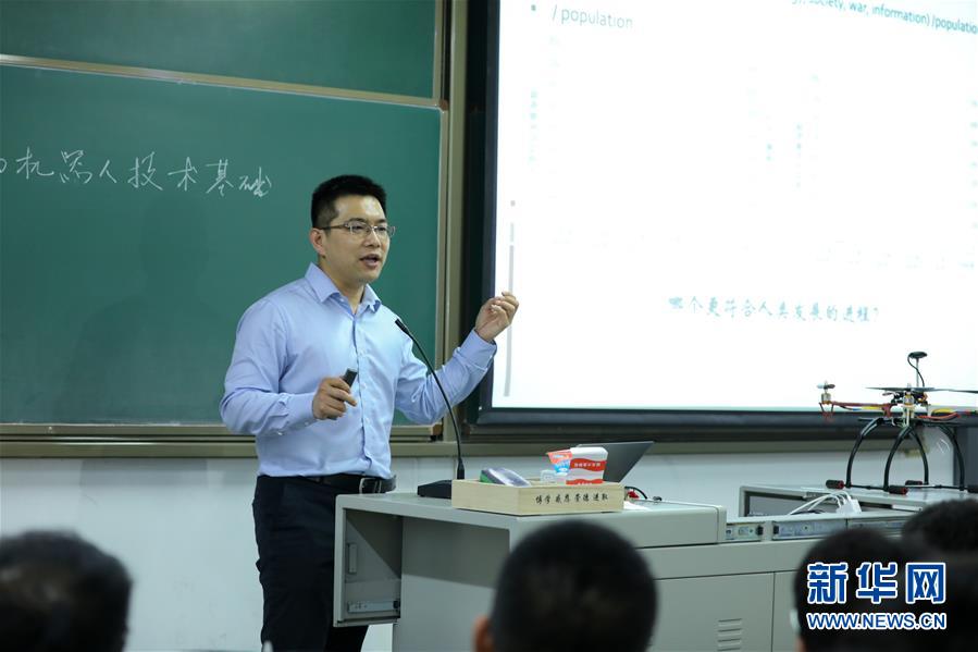 （圖文互動(dòng)）（1）心懷藍(lán)天　逐夢(mèng)云霄&mdash;&mdash;記天津大學(xué)教授、一飛智控創(chuàng)始人齊俊桐