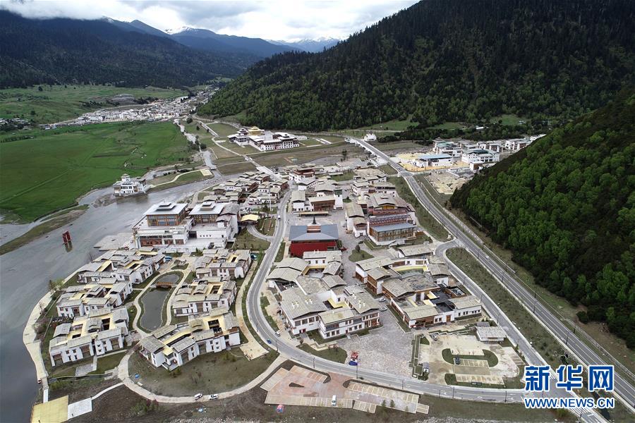 (壯麗70年·奮斗新時(shí)代·圖文互動)(1)駛向幸福的“天路”——川藏公路藏區(qū)變遷