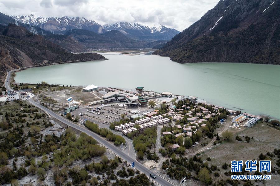 (壯麗70年·奮斗新時(shí)代·圖文互動)(3)駛向幸福的“天路”——川藏公路藏區(qū)變遷
