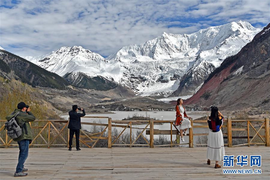(壯麗70年·奮斗新時(shí)代·圖文互動)(5)駛向幸福的“天路”——川藏公路藏區(qū)變遷