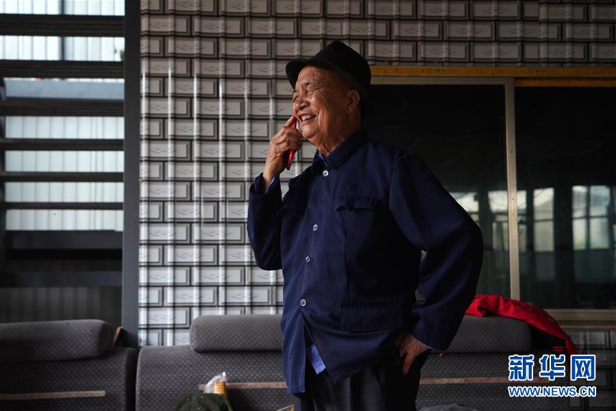 (圖文互動(dòng))(2)布朗族老人巖章應(yīng):我從原始社會(huì)走來(lái)……