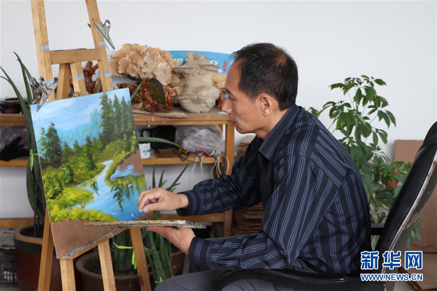 (脫貧攻堅(jiān)·圖文互動(dòng))(2)樺樹皮“畫”出脫貧致富圖