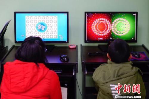 資料圖：圖為兩名兒童檢查視力。賀俊怡 攝