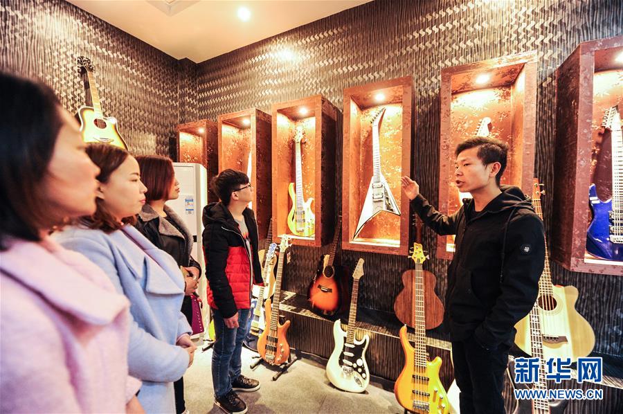 (在習(xí)近平新時代中國特色社會主義思想指引下——新時代新作為新篇章·圖文互動)(7)貴州正安:吉他奏響發(fā)展“神曲”