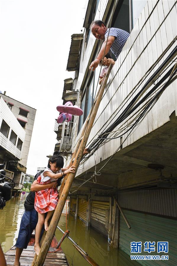 （抗洪搶險&middot;圖文互動）（2）洪水來時，那暖心的民間救援