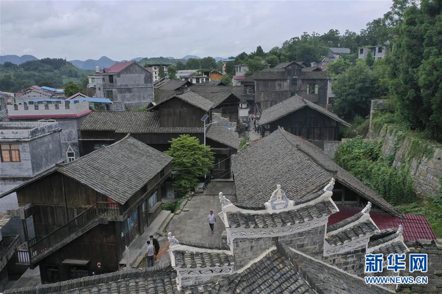 （壯麗70年&middot;奮斗新時(shí)代&mdash;&mdash;記者再走長征路&middot;圖文互動(dòng)）（3）手捧棉被憶紅軍：走了那么多年，我們都念他們的好