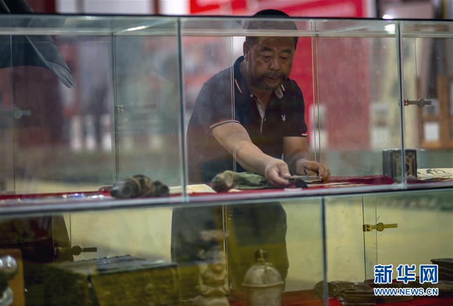 （壯麗70年&middot;奮斗新時(shí)代&mdash;&mdash;記者再走長(zhǎng)征路&middot;圖文互動(dòng)）（1）赤子心紅色情&mdash;&mdash;潘庭宏的紅色收藏之路