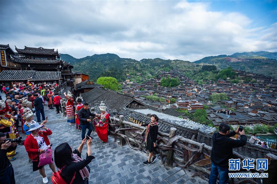 (壯麗70年·奮斗新時代——共和國發(fā)展成就巡禮·圖文互動)(9)多彩貴州闖新路