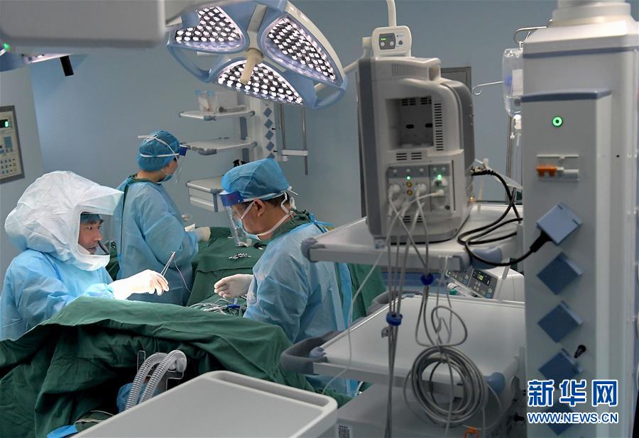 (中國網(wǎng)事·感動2019·圖文互動)(2)為艾滋病患者主刀的醫(yī)生馮秀嶺:每個生命都值得尊重