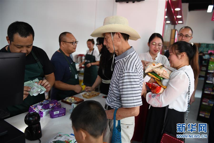 （圖文互動(dòng)）（2）烏蒙山區(qū)扶貧第一書記背后的&ldquo;老監(jiān)工&rdquo;