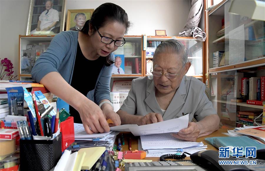 (愛國者 奮斗情·圖文互動)(4)用醫(yī)術(shù)和道德守護“光明”——全國道德模范99歲眼科專家張效房的人生軌跡