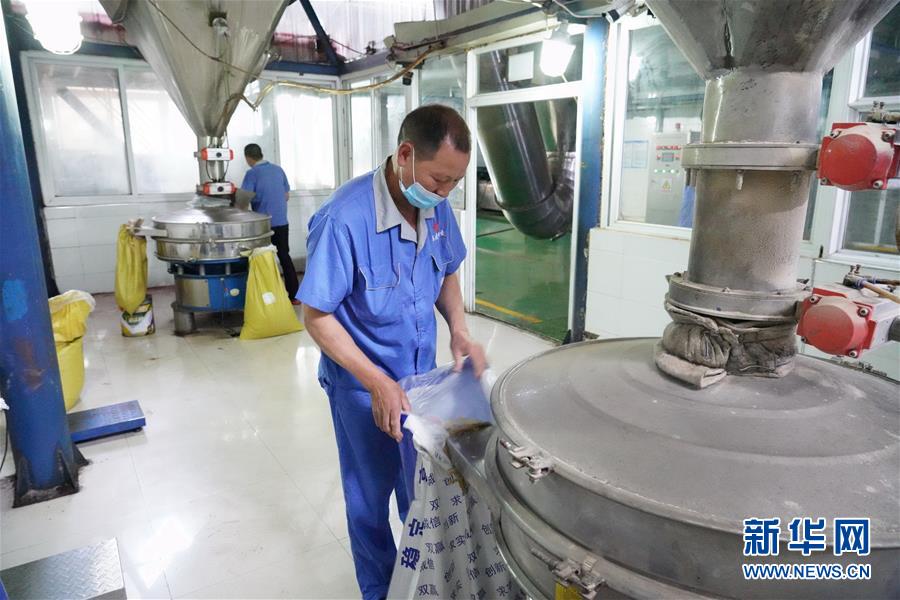 （在習(xí)近平新時(shí)代中國特色社會(huì)主義思想指引下&mdash;&mdash;新時(shí)代新作為新篇章&middot;總書記關(guān)心的百姓身邊事&middot;圖文互動(dòng)）（2）大污染變身&ldquo;大寶藏&rdquo;：治理畜禽糞污，他們這樣干！