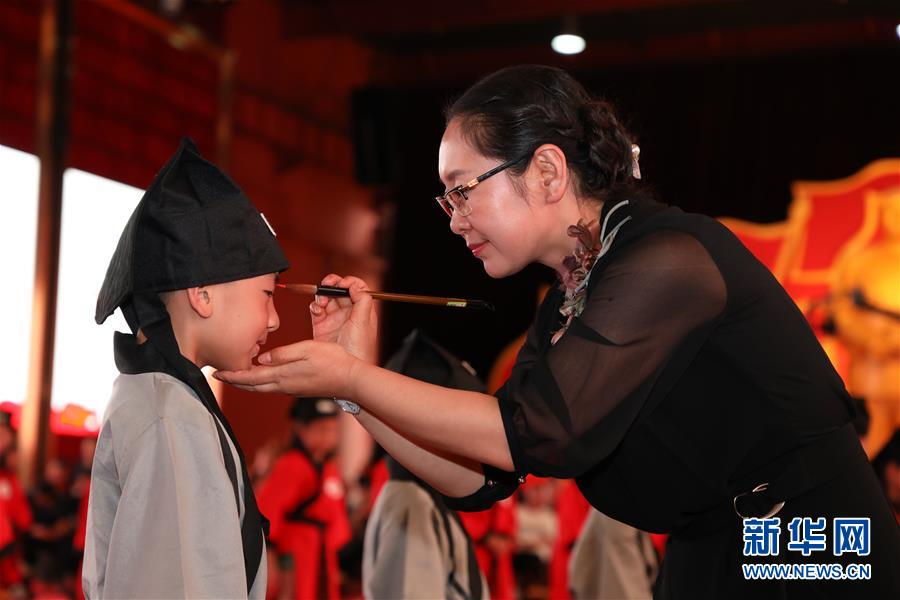 (愛國情 奮斗者·圖文互動)(1)張榮華:立足實業(yè)闖新路