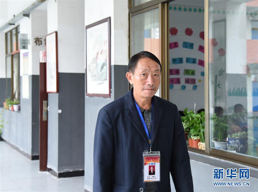 (愛國情 奮斗者·圖文互動)(1)大山園丁的堅(jiān)守——記貴州黔西縣鄉(xiāng)村教師楊紹書