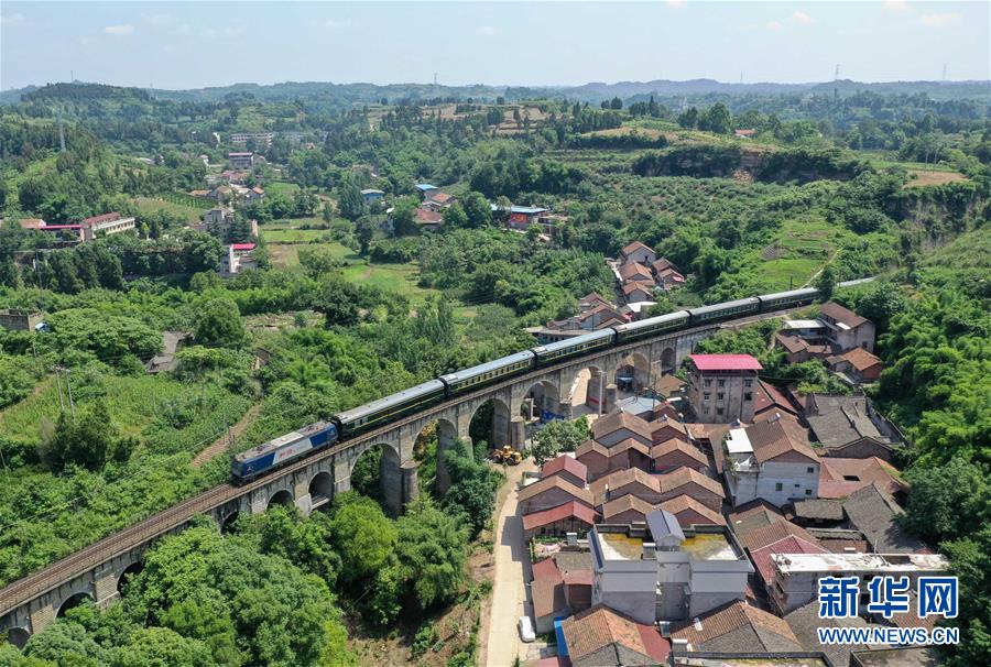 （壯麗70年&middot;奮斗新時(shí)代&mdash;&mdash;共和國發(fā)展成就巡禮）（3）人暢其行、貨暢其流&mdash;&mdash;共和國交通運(yùn)輸業(yè)發(fā)展成就巡禮