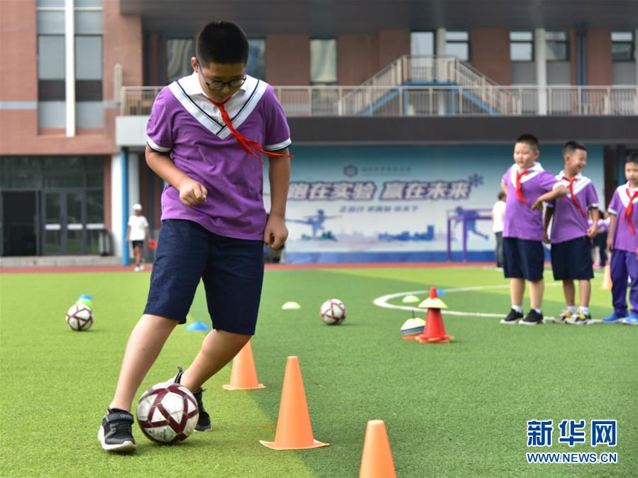 （體育&middot;圖文互動）（2）（在習(xí)近平新時代中國特色社會主義思想指引下&mdash;&mdash;新時代新作為新篇章&middot;總書記關(guān)心的百姓身邊事）奔跑吧，少年！&mdash;&mdash;體育讓孩子們插上強(qiáng)壯的翅膀（配本社同題文字稿）