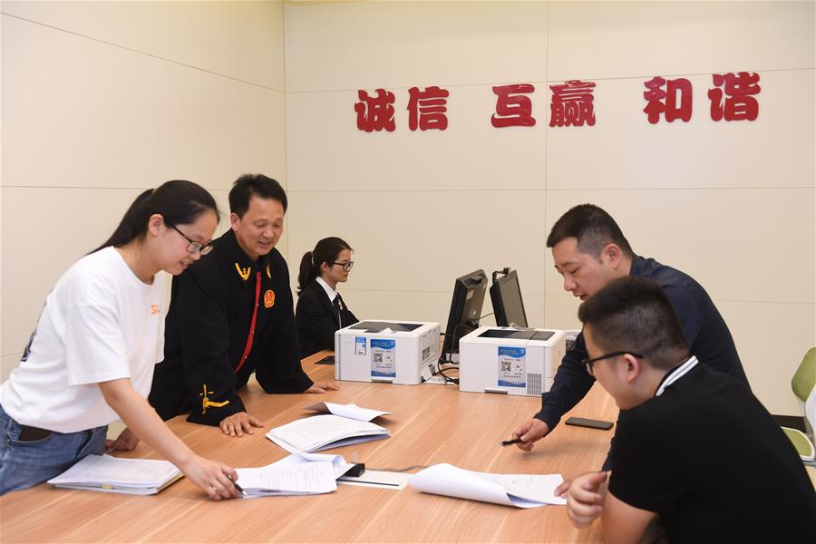 (“中國面貌”系列述評(píng)·圖文互動(dòng))(7)法治中國——70年中國面貌變遷述評(píng)之四