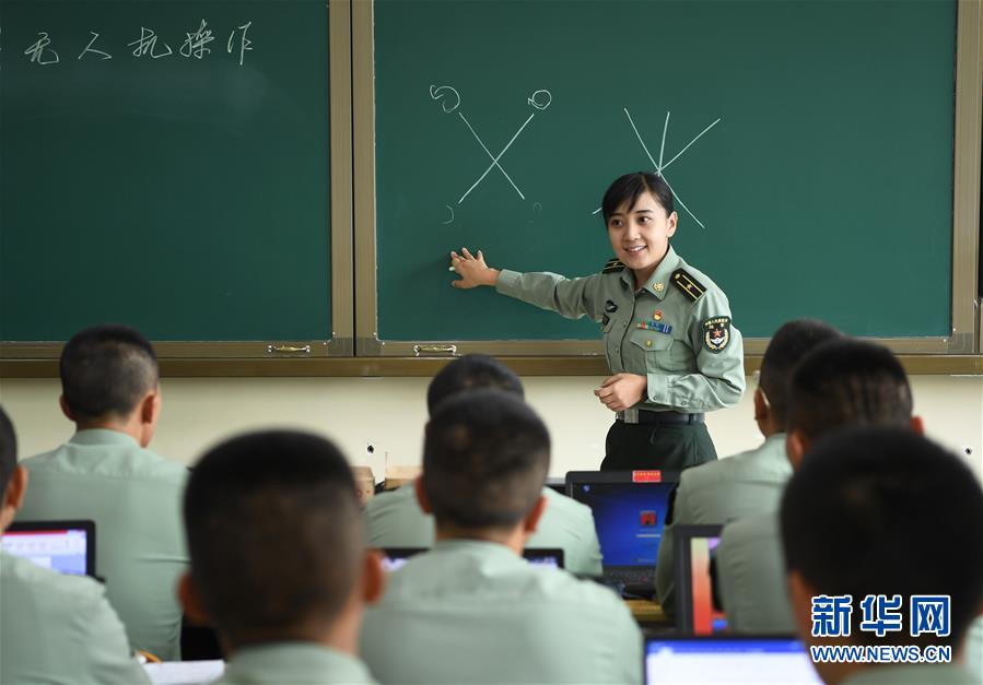 （圖文互動）（2）歷史的見證&mdash;&mdash;陸軍邊海防學(xué)院維吾爾族女講師其曼古力一家三代守疆固邊記事