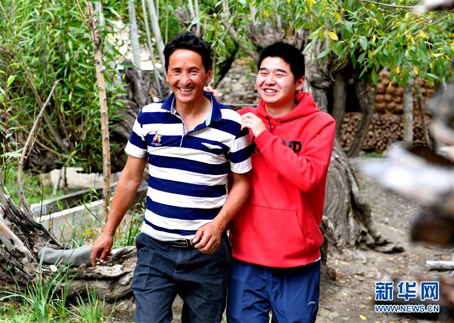 （在習近平新時代中國特色社會主義思想指引下&mdash;&mdash;新時代新作為新篇章&middot;總書記關心的百姓身邊事&middot;圖文互動)（3）&ldquo;我走進大山，是為了讓你走出大山&rdquo;&mdash;&mdash;大學生支教故事