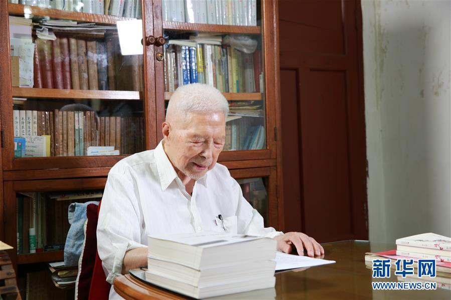 (愛國情 奮斗者·圖文互動(dòng))(1)一生“讀”一書 照亮前行路——記2018年“世界馬克思經(jīng)濟(jì)學(xué)獎(jiǎng)”獲得者陳征