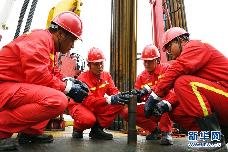 (圖文互動)(5)當(dāng)好標(biāo)桿旗幟 建設(shè)百年油田——寫在大慶油田發(fā)現(xiàn)60周年之際
