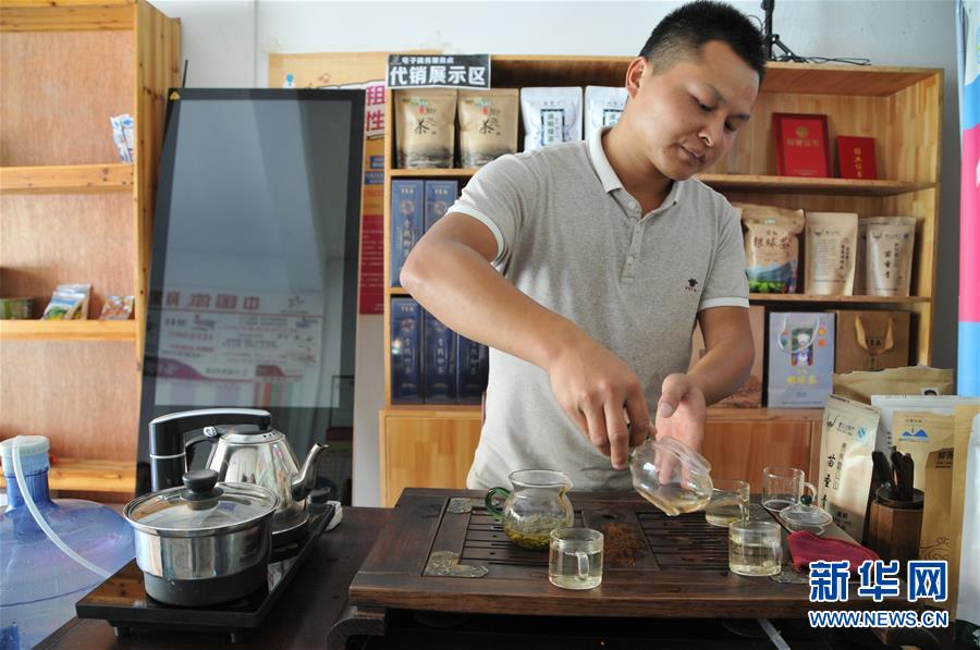 （在習(xí)近平新時(shí)代中國(guó)特色社會(huì)主義思想指引下&mdash;&mdash;新時(shí)代新作為新篇章&middot;總書(shū)記關(guān)心的百姓身邊事&middot;圖文互動(dòng)）（2）手機(jī)成為&ldquo;新農(nóng)具&rdquo;　莊戶(hù)人變&ldquo;新店家&rdquo;&mdash;&mdash;農(nóng)村電商助力農(nóng)民豐收