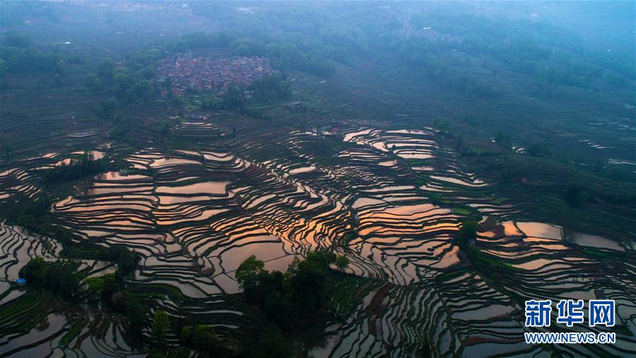 (新華全媒頭條·圖文互動(dòng))(13)讓各民族手足相親守望相助——以習(xí)近平同志為核心的黨中央關(guān)心少數(shù)民族和民族工作紀(jì)實(shí)