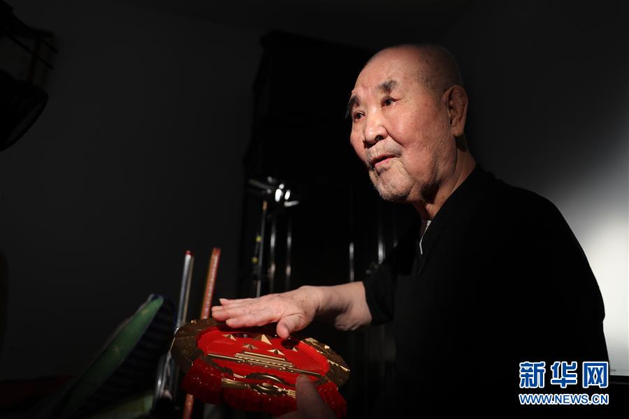 (圖文互動)(1)難忘:第一枚金屬國徽的金色記憶