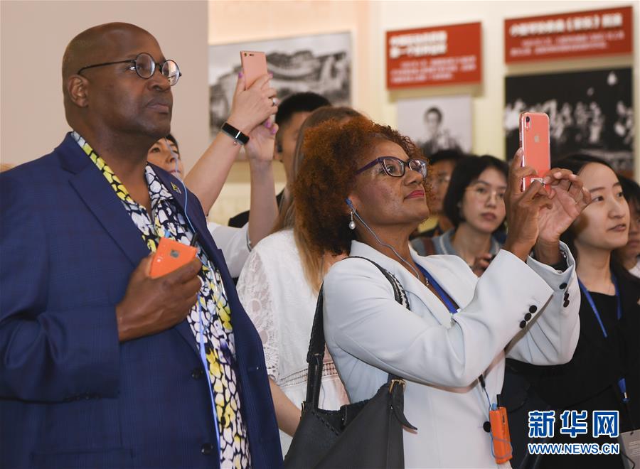 (圖文互動)(3)讓友誼輝映未來——記“友誼勛章”獲得者及代表參觀慶祝中華人民共和國成立70周年大型成就展