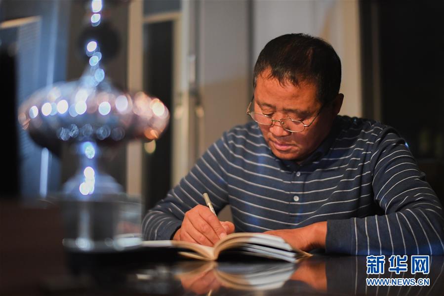 (在習(xí)近平新時(shí)代中國(guó)特色社會(huì)主義思想指引下——新時(shí)代新作為新篇章·總書(shū)記關(guān)心的百姓身邊事·圖文互動(dòng))(5)一本“村官”日記里的扶貧路——小故事里的大情懷之四