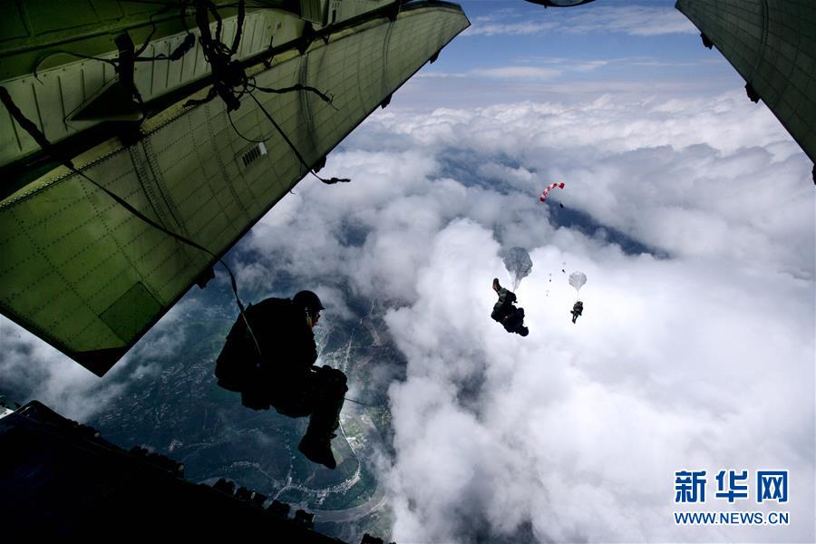 （新華全媒頭條&middot;人民空軍70年&middot;圖文互動(dòng)）（12）陽光照耀奮飛的航程&mdash;&mdash;黨中央、中央軍委和習(xí)主席關(guān)心人民空軍建設(shè)發(fā)展紀(jì)實(shí)