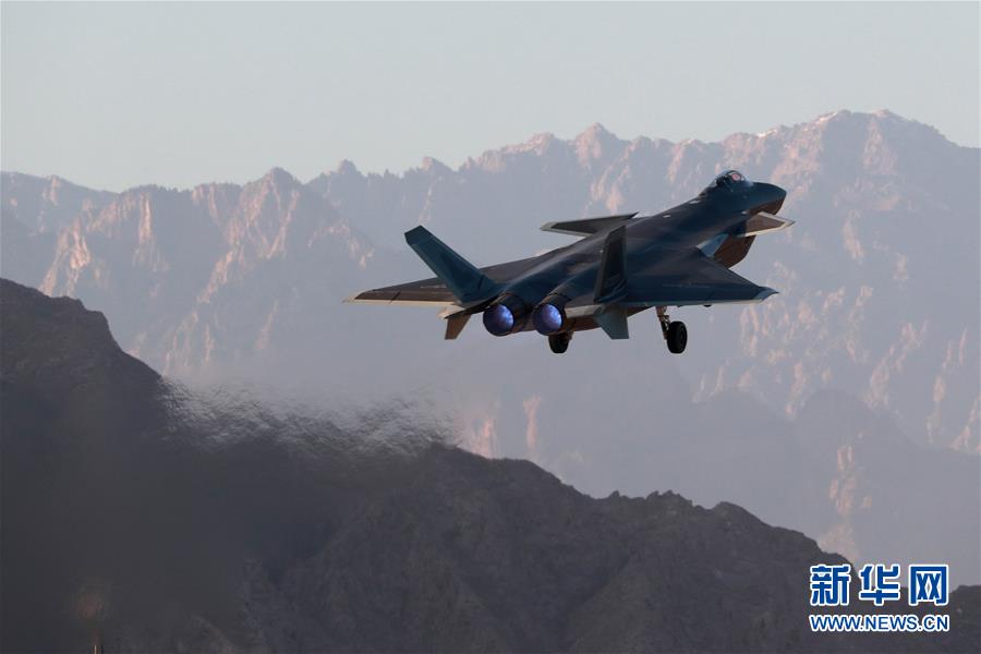 （新華全媒頭條&middot;人民空軍70年&middot;圖文互動(dòng)）（14）陽光照耀奮飛的航程&mdash;&mdash;黨中央、中央軍委和習(xí)主席關(guān)心人民空軍建設(shè)發(fā)展紀(jì)實(shí)