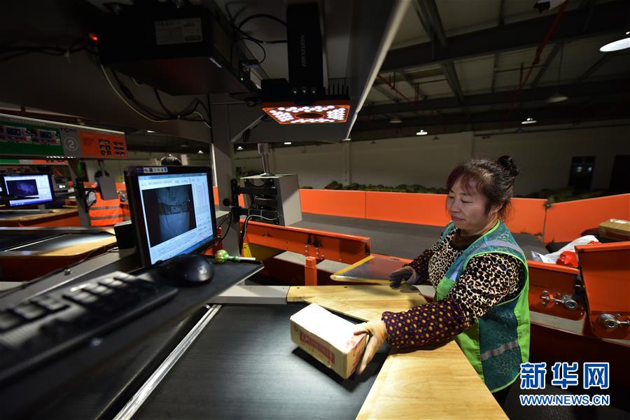 (新華全媒頭條·圖文互動(dòng))(6)“雙11”11年:中國(guó)邁向消費(fèi)大國(guó)的鮮明印記