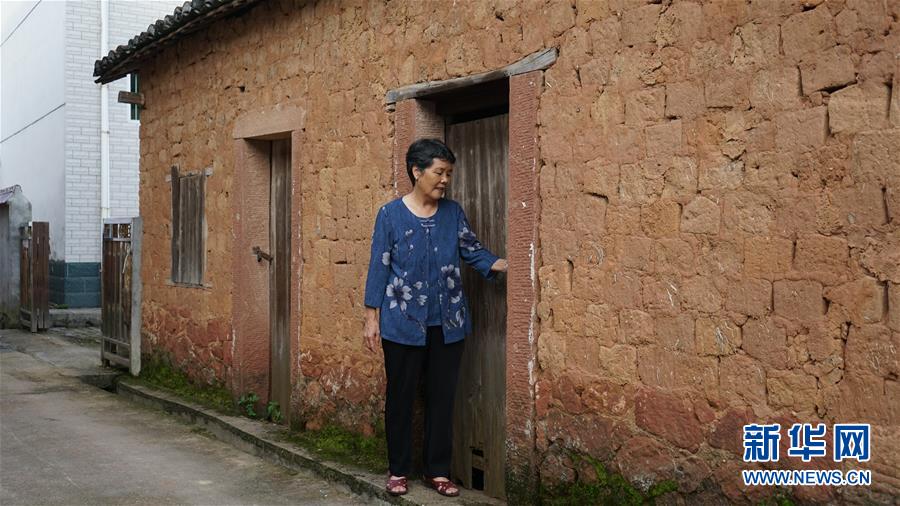 (新華全媒頭條·圖文互動(dòng))(4)守望80年的土房 永恒不變的初心——贛南蘇區(qū)曹承鳳家“三棟房”記事