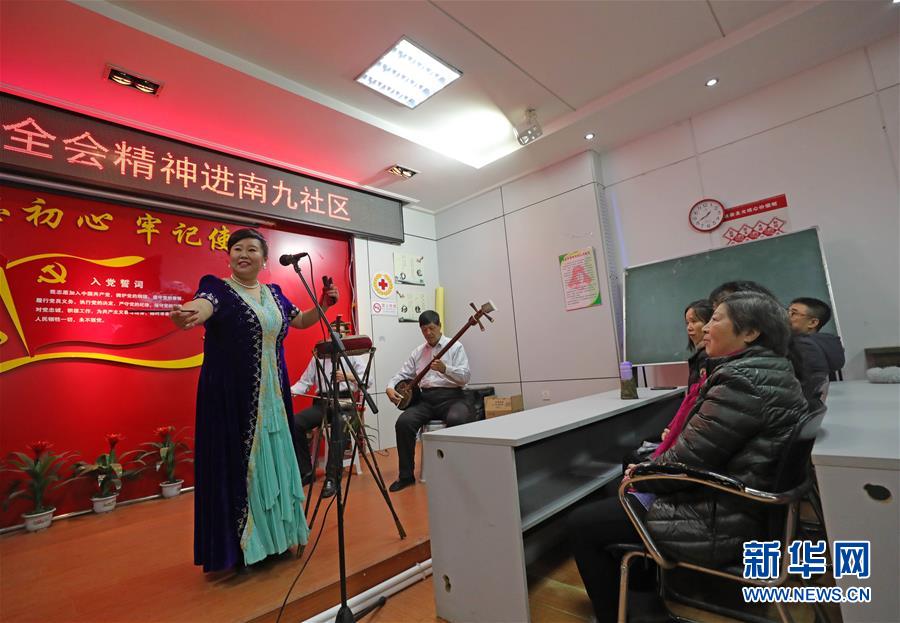 (四中全會(huì)精神在基層·圖文互動(dòng))(4)說學(xué)逗唱間傳遞中國之治——遼寧創(chuàng)新組織曲藝小分隊(duì)宣講四中全會(huì)精神