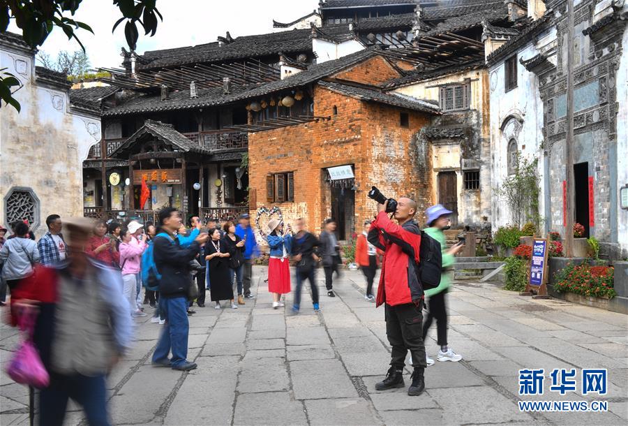 （圖文互動(dòng)）（11）鄉(xiāng)村攝影師、鄉(xiāng)村&ldquo;模特&rdquo;、民宿店主&mdash;&mdash;鄉(xiāng)村旅游推動(dòng)婺源農(nóng)民生活方式發(fā)生新變化