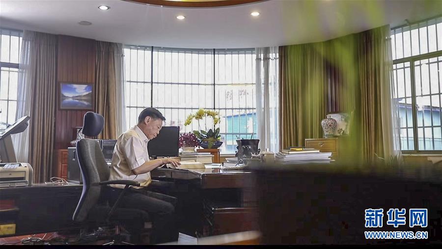 (新華全媒頭條·時代先鋒·圖文互動)(6)“要把論文寫在大地上”——記“農(nóng)民院士”朱有勇