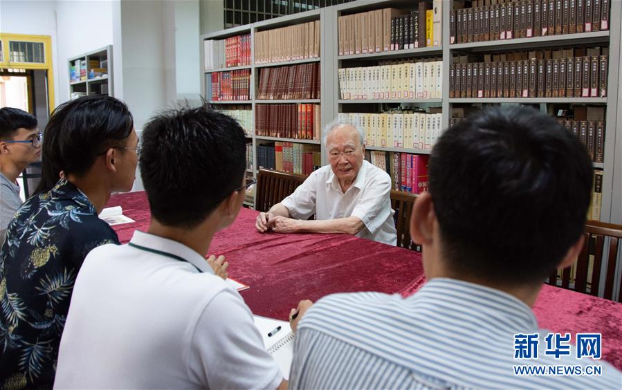 （新華全媒頭條&middot;圖文互動(dòng)）（4）滄海橫流 信仰彌堅(jiān)&mdash;&mdash;記共產(chǎn)黨員、湘潭大學(xué)九旬教授滄南