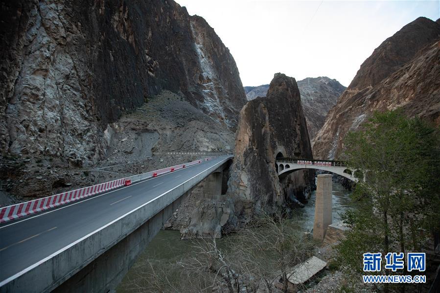 （新華全媒頭條&middot;圖文互動）（8）格?；ㄩ_滿天路&mdash;&mdash;寫在川藏公路通車65周年之際