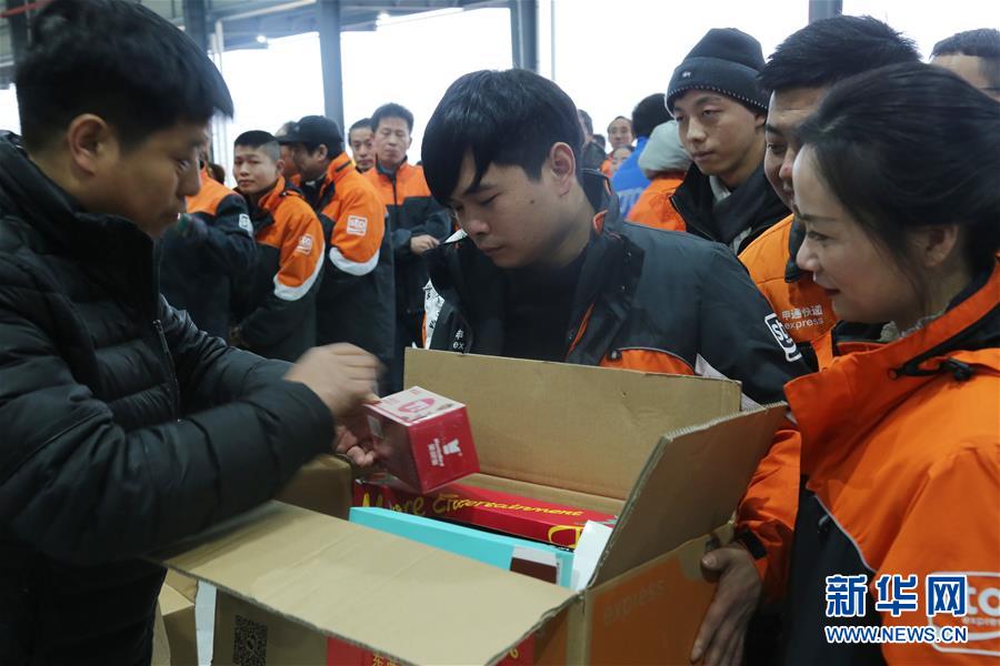 （圖文互動(dòng)）（3）特寫：全國(guó)道德模范為&ldquo;快遞小哥&rdquo;送&ldquo;愛心禮包&rdquo;