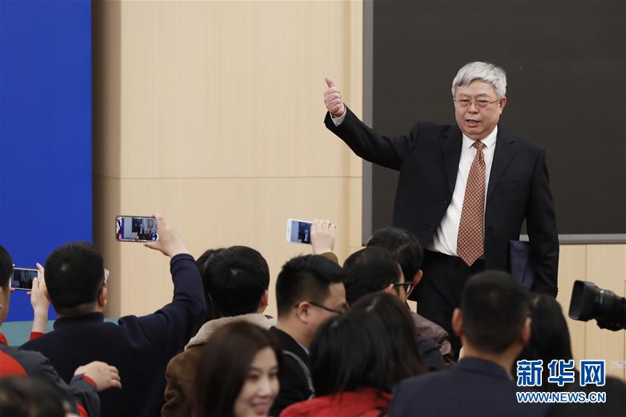 (兩會(huì)·XHDW)(6)國(guó)務(wù)院扶貧辦主任劉永富就“攻堅(jiān)克難——堅(jiān)決打贏脫貧攻堅(jiān)戰(zhàn)”答記者問