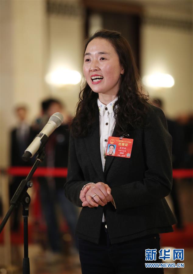 （兩會(huì)&middot;面對(duì)面）（6）全國(guó)人大代表接受采訪