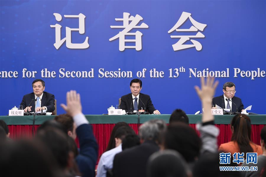 （兩會(huì)&middot;XHDW）（11）商務(wù)部部長(zhǎng)鐘山等就&ldquo;促進(jìn)形成強(qiáng)大國(guó)內(nèi)市場(chǎng) 推動(dòng)全方位對(duì)外開放&rdquo;答記者問