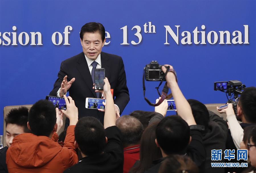 （兩會(huì)&middot;XHDW）（12）商務(wù)部部長(zhǎng)鐘山等就&ldquo;促進(jìn)形成強(qiáng)大國(guó)內(nèi)市場(chǎng) 推動(dòng)全方位對(duì)外開放&rdquo;答記者問