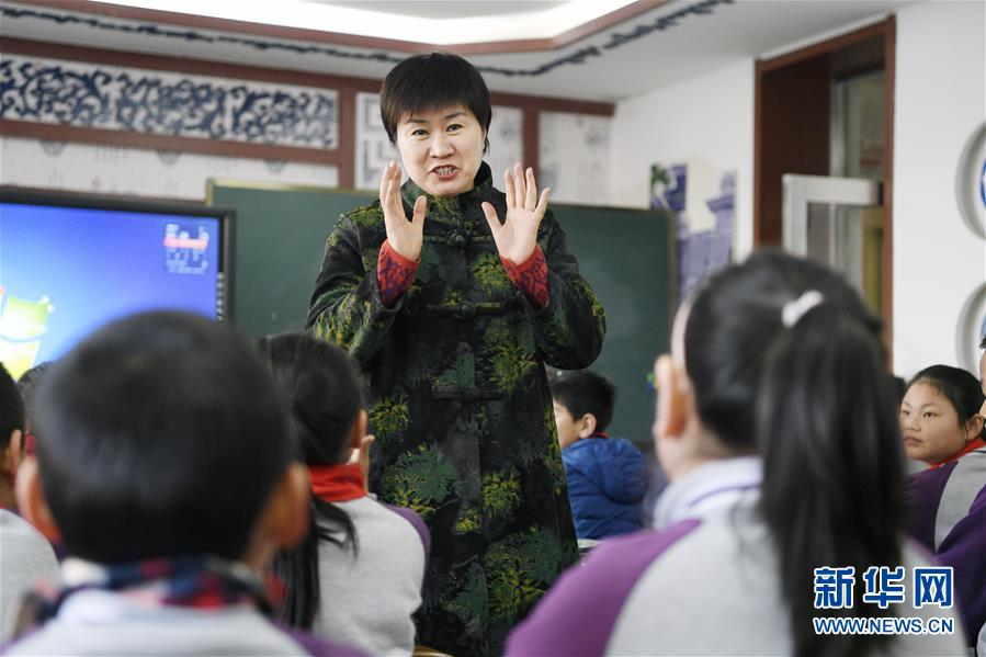 （兩會&middot;圖片故事）（5）全國人大代表馬恒燕：讓城鄉(xiāng)學生共享&ldquo;互聯(lián)網(wǎng)+教育&rdquo;優(yōu)質資源