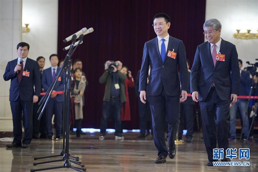 （兩會(huì)&middot;面對(duì)面&middot;XHDW）（1）全國(guó)政協(xié)委員接受采訪(fǎng)