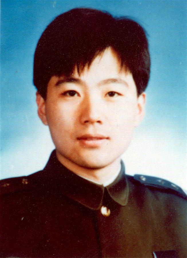 （為了民族復(fù)興&middot;英雄烈士譜&middot;圖文互動）民警袁時光：手捂?zhèn)谧汾s歹徒壯烈殉職