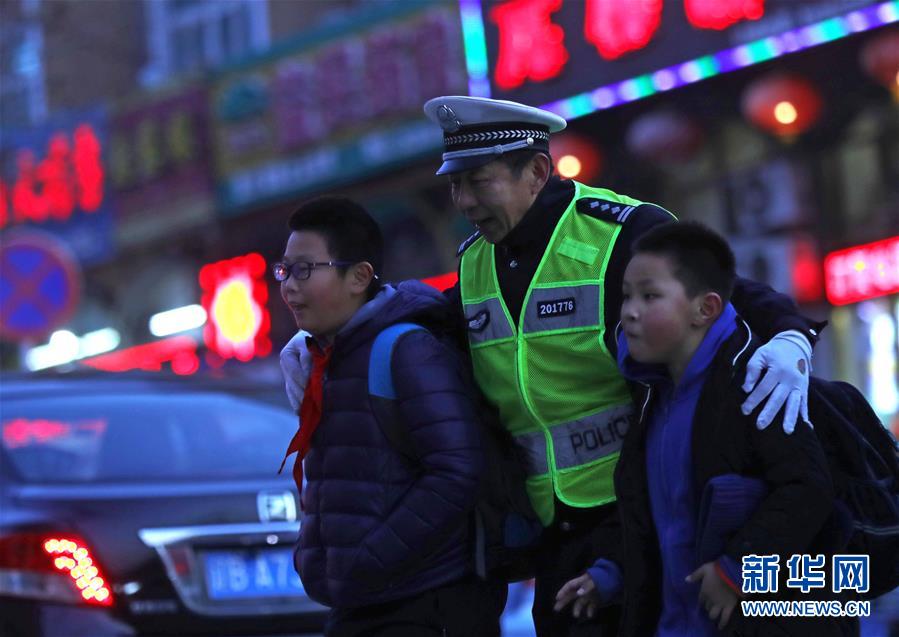 (新春走基層·圖文互動)(2)老楊貓腰護(hù)學(xué):20米走了33年