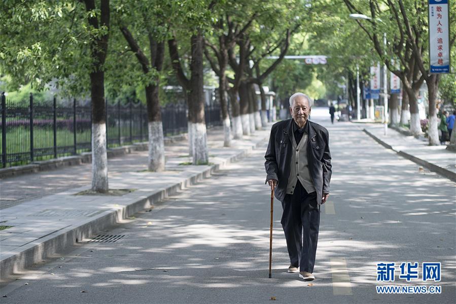 （今日關(guān)注&middot;科技獎(jiǎng)勵(lì)大會(huì)&middot;圖文互動(dòng)）（4）此生屬于祖國，此生無怨無悔&mdash;&mdash;隱身30年的中國核潛艇先驅(qū)黃旭華